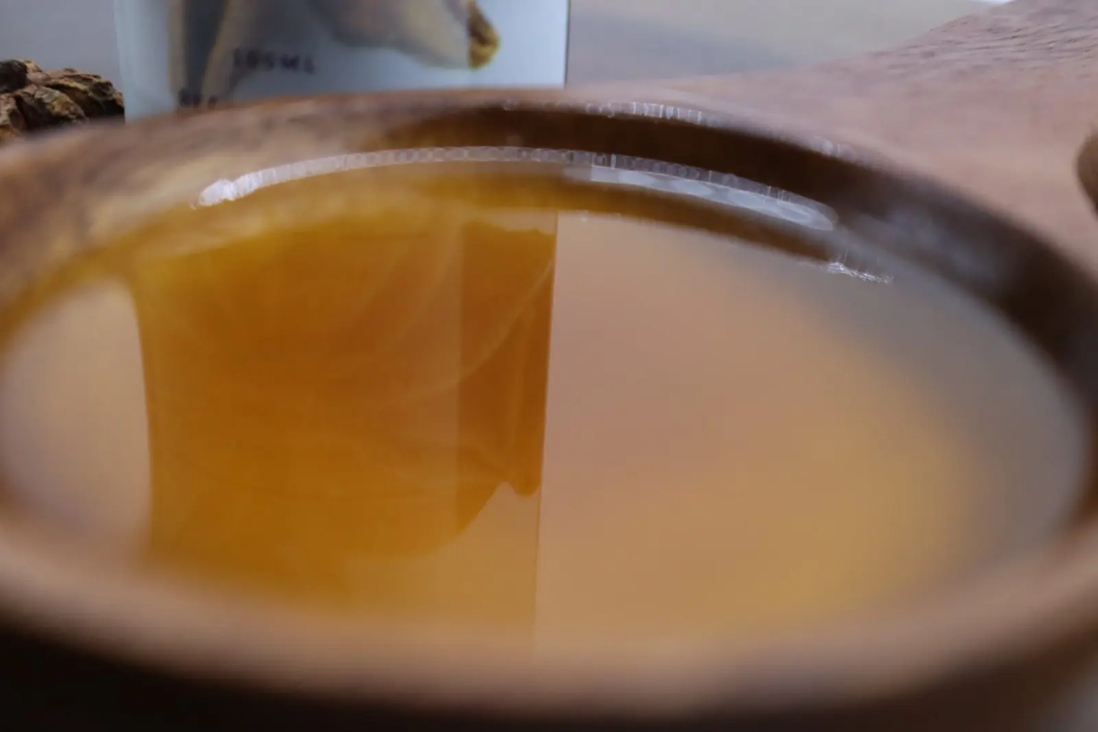cuchara-de-madera-llena-de-aceite-de-anis-Anise-Oil-BY- azara natural