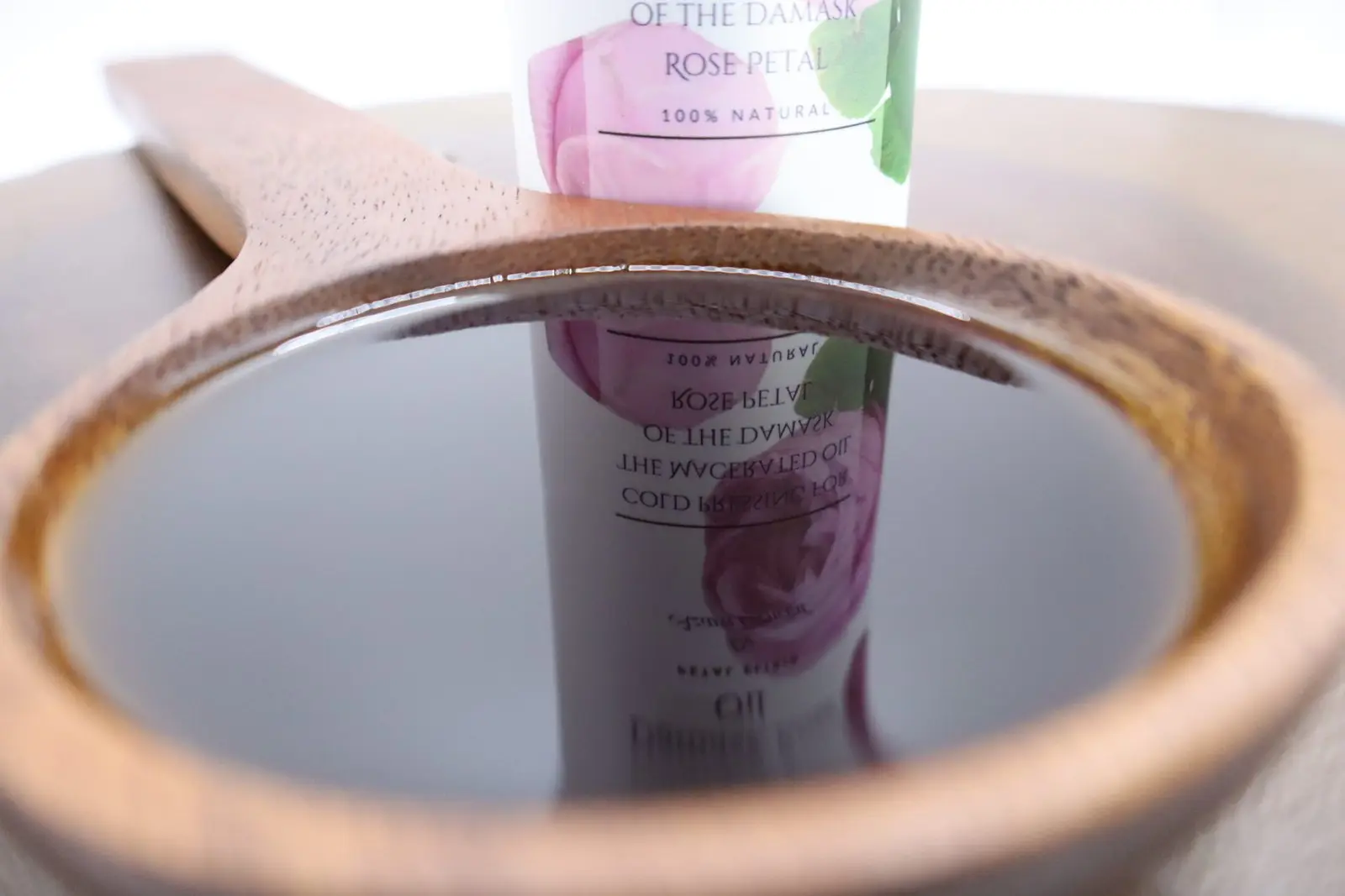 cuchara-de-madera-llena-de-aceite-de-rosa-damascena-BY azara natural
