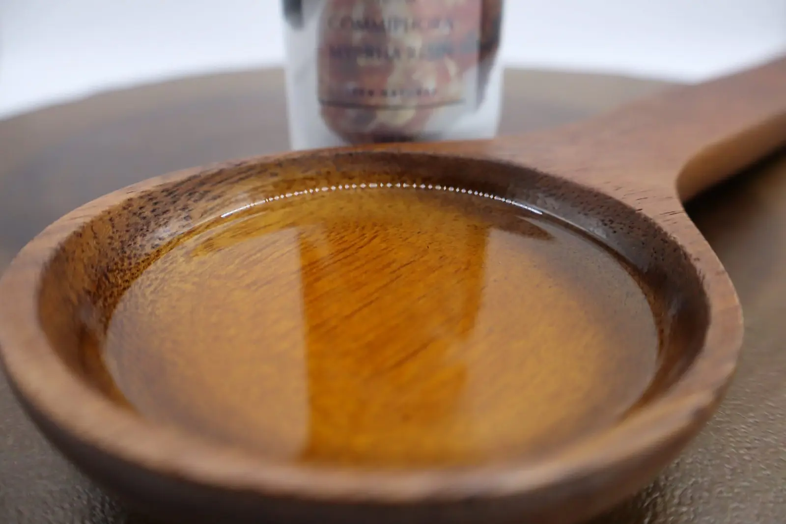 cuchara-decorativa-de-madera-llena-de-aceite-de-mirra-Mirra-Oil-scaled BY azara natural