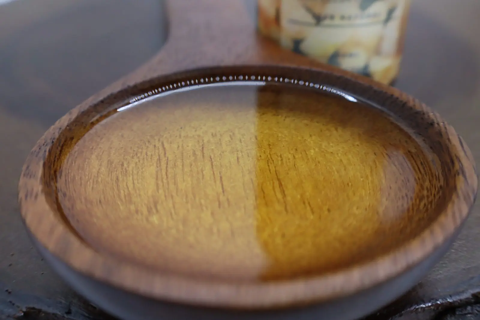 un-bol-de-madera-lleno-de-aceite-de-frankincense-BY azara natural