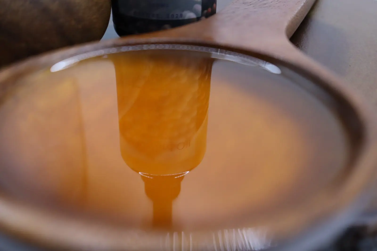 un-bol-de-madera-lleno-de-aceite-de-mostaza-sin-refinar-Mustard-Oil-BY-Azara-Natural