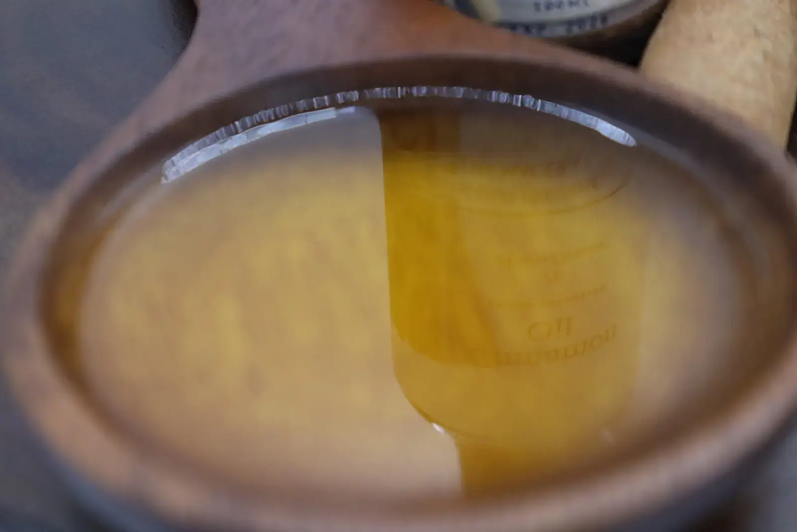 un-bol-lleno-de-aceite-de-canela-cinnamon-Oil-BY-azara natural
